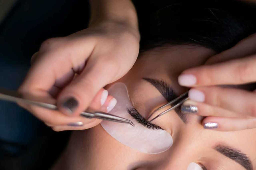 Lash Lift vs Eyelash Extension Apa Perbedaannya Panduan Lengkap untuk Pilihan Bulu Mata Indah