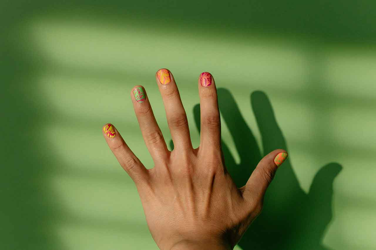 1. Glazed Donut Nails Kilau yang Tidak Pernah Lekang