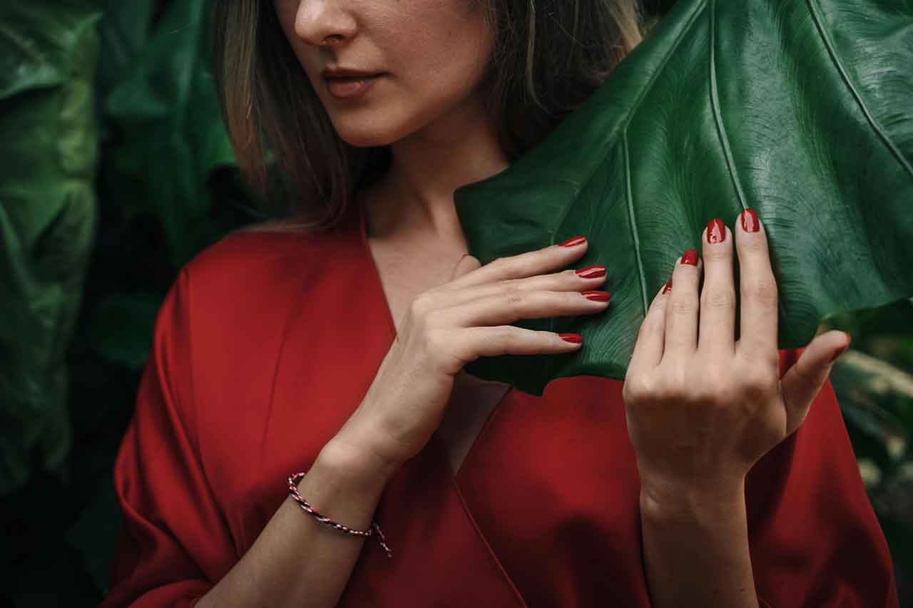 Botanical dan Nature-Inspired Nails